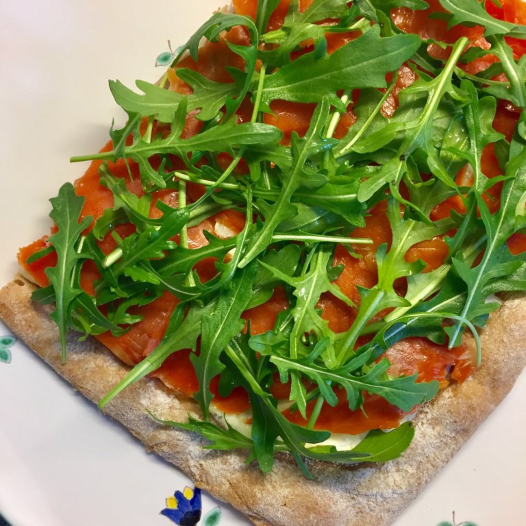 Dinkel-Vollkorn-Flammkuchen mit Sockeye-Wildlachs und Rucola - ÖKGV ...